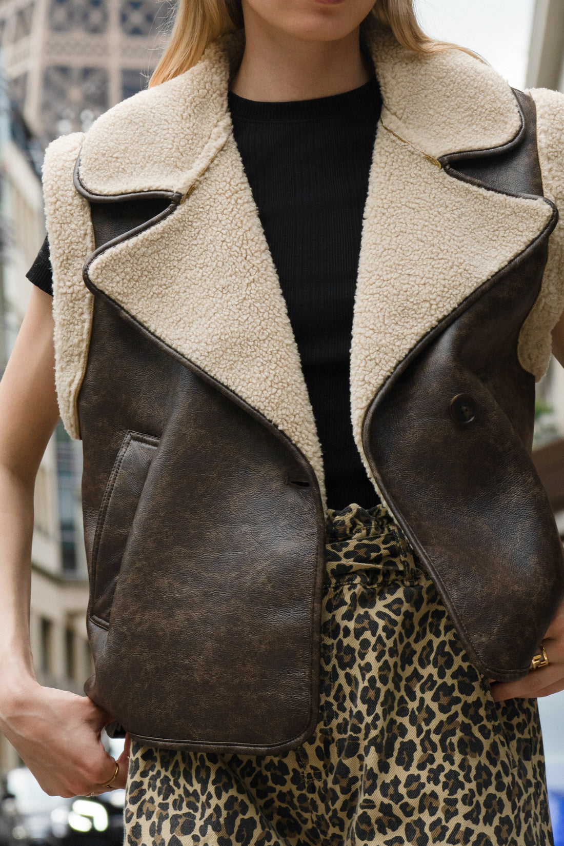 BLOUSON SIMILICUIR SANS MANCHES - CHOCO